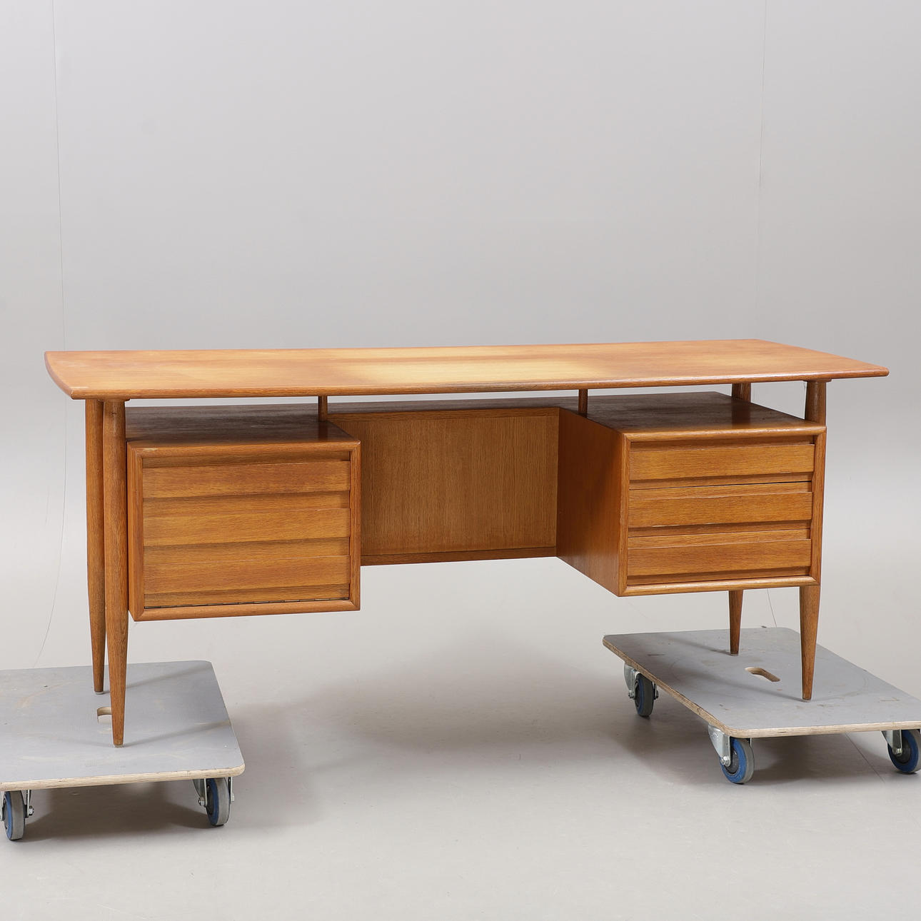 Et skrivebord af egetræ „Cicero“, Ikea, 1960'erne.