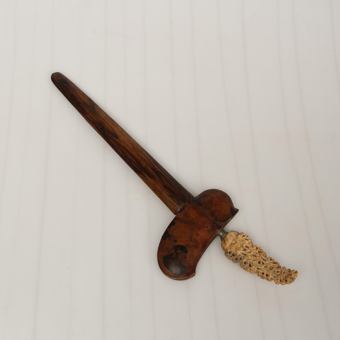 DOLK, Kris, Java, Indonesien, trä, ben och stål, 1800/1900-talet.