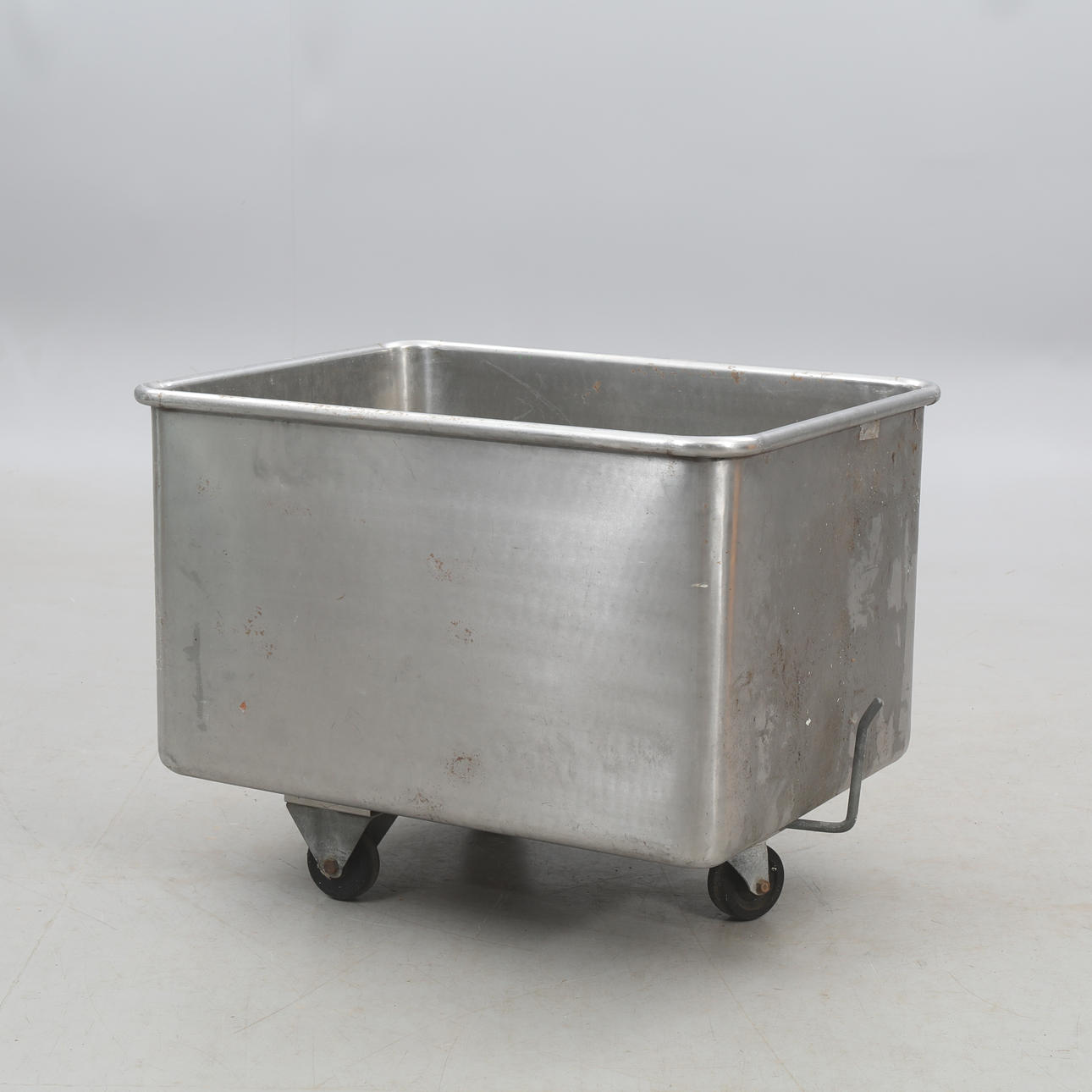 Edelstahlwanne auf Rädern mit Abfluss.