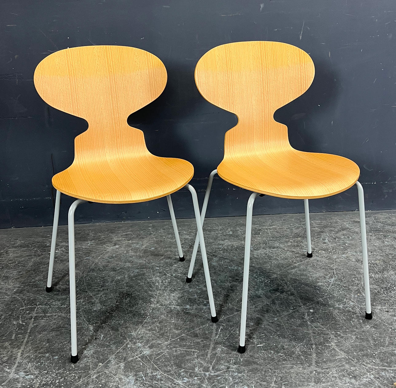 ARNE JACOBSEN. 2 ANT CHAIRS.