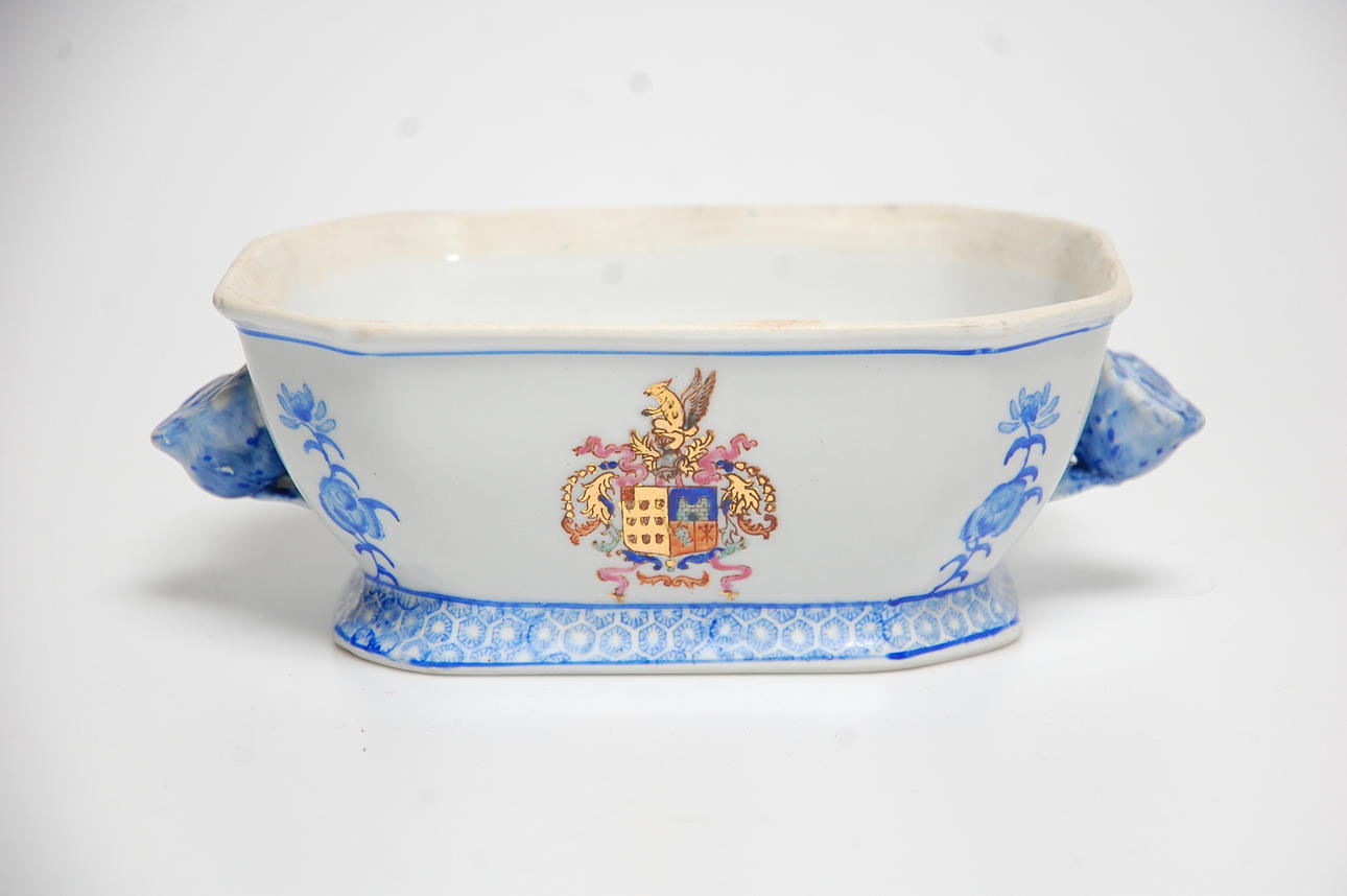 PASTEJFORM, porslin Kina, med vapendekor.