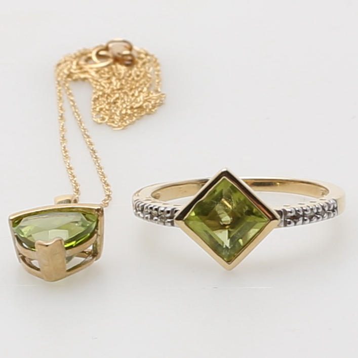 RING i 10K gulguld besatt med peridot och 8 diamanter samt hänge i 10K gulguld med peridot och diamant.