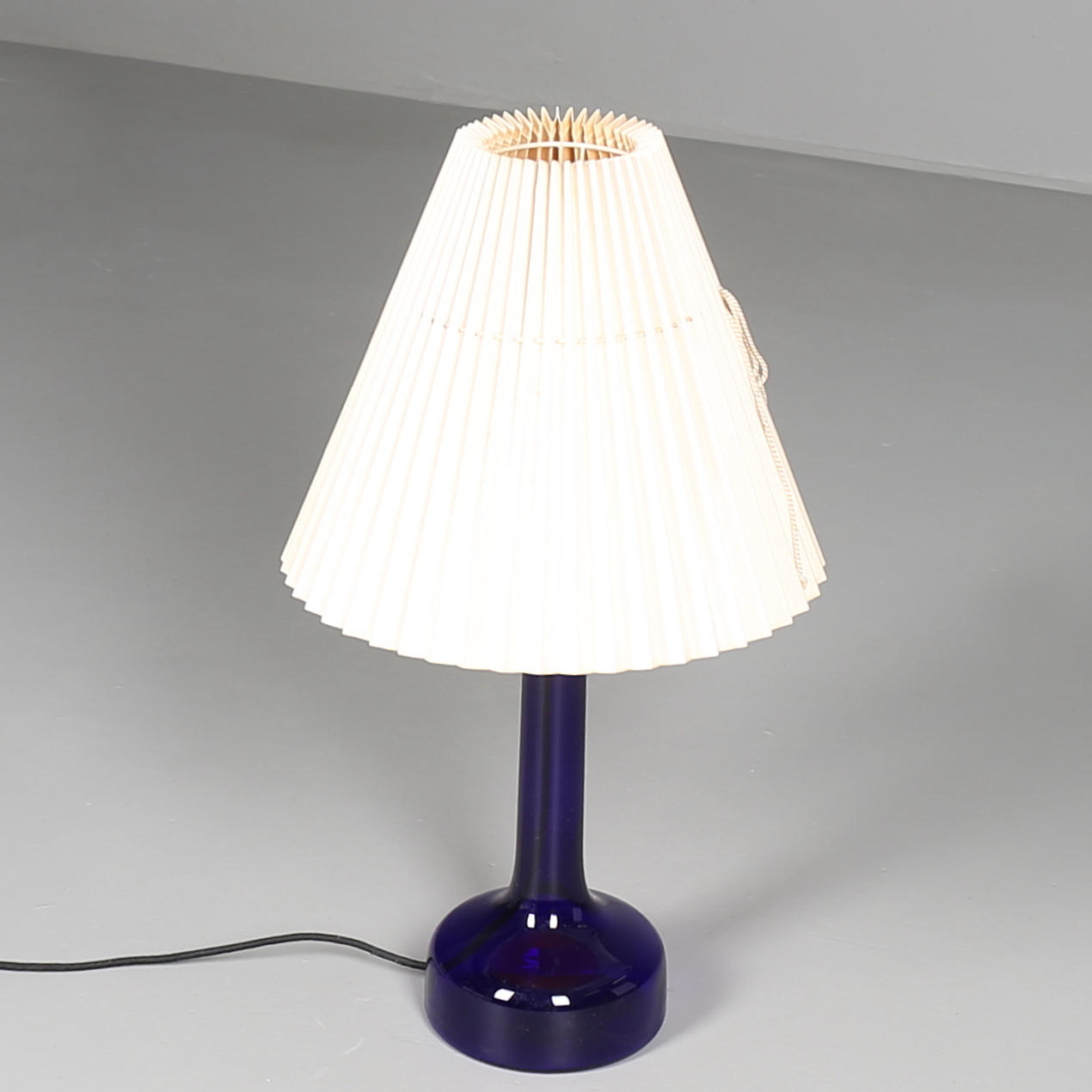 BORDSLAMPA, blått glas, Le Klint/Holmegaard, Danmark.