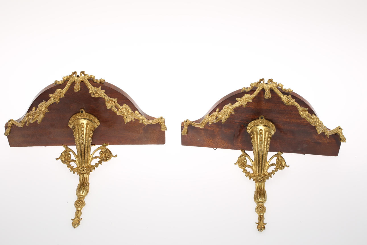 VÄGGKONSOLER, ett par, 1900-tal.