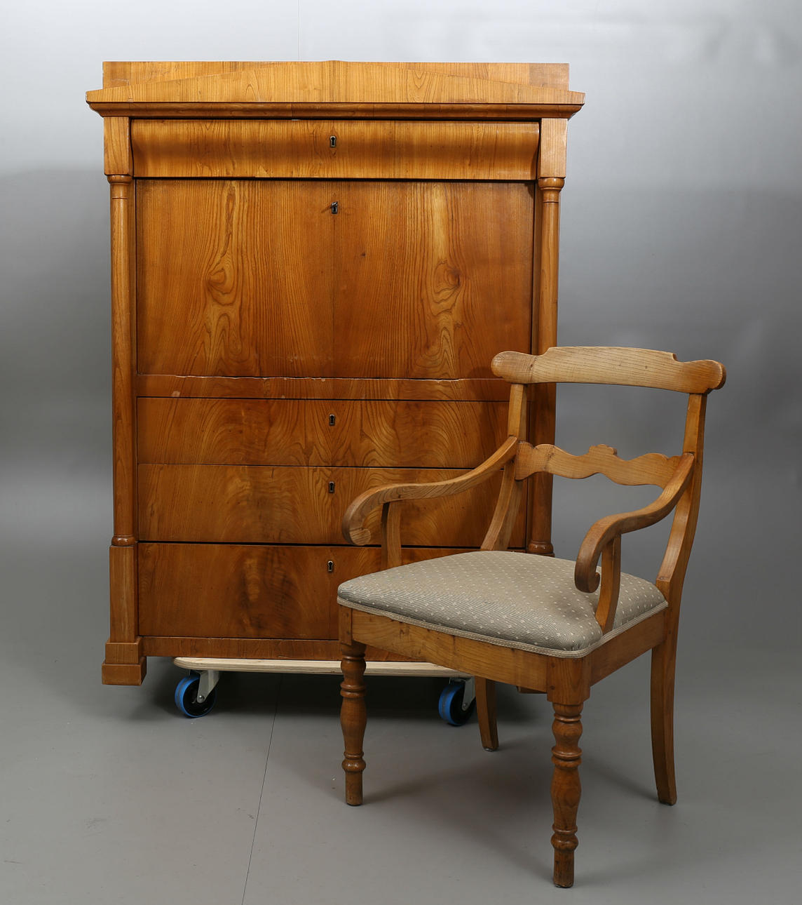 CHIFFONJÉ OCH KARMSTOL, lövträ, emirestil, 1800-talets andra hälft.