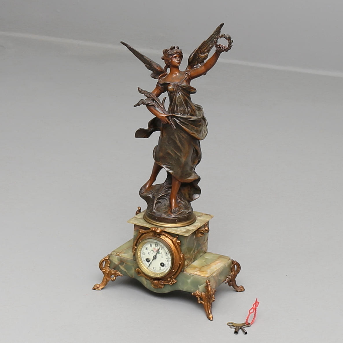 AUGUSTE MOREAU. EFTER. Bordsur med skulptur, "la Victoire". Sen tillverkning.