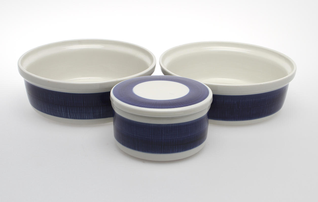 HERTA BENGTSSON. SKÅLAR, 2 st samt SMÖRTERRIN," Koka blå", Rörstrand.