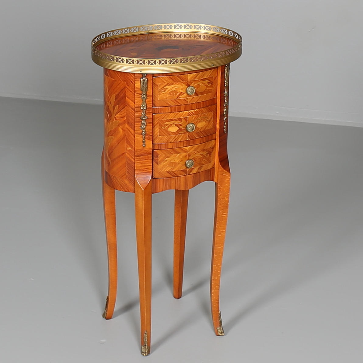 BYRÅ, gustaviansk stil, 1900-talets mitt.