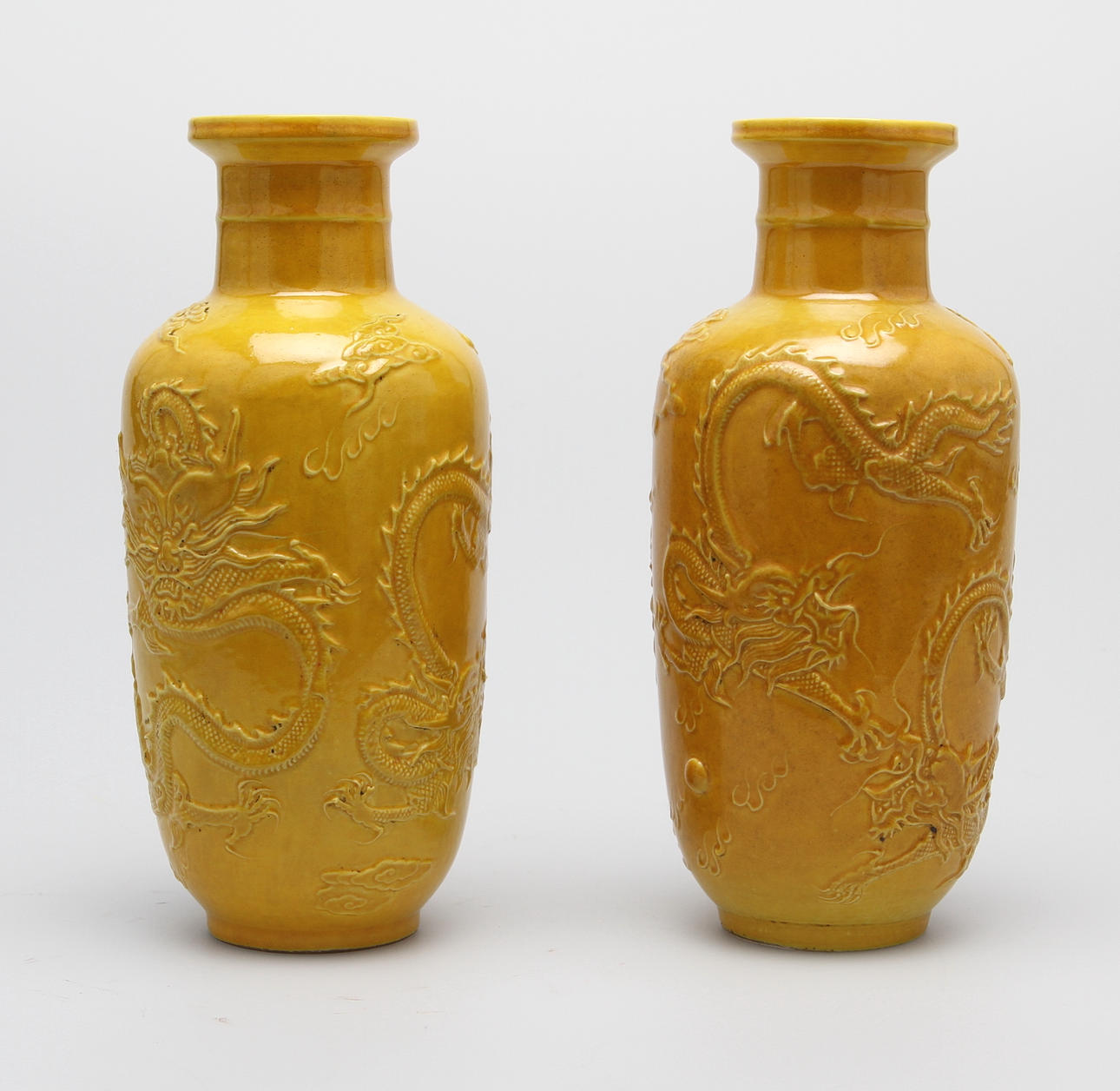 URNOR, ett par, porslin, Kina, 1900-tal.