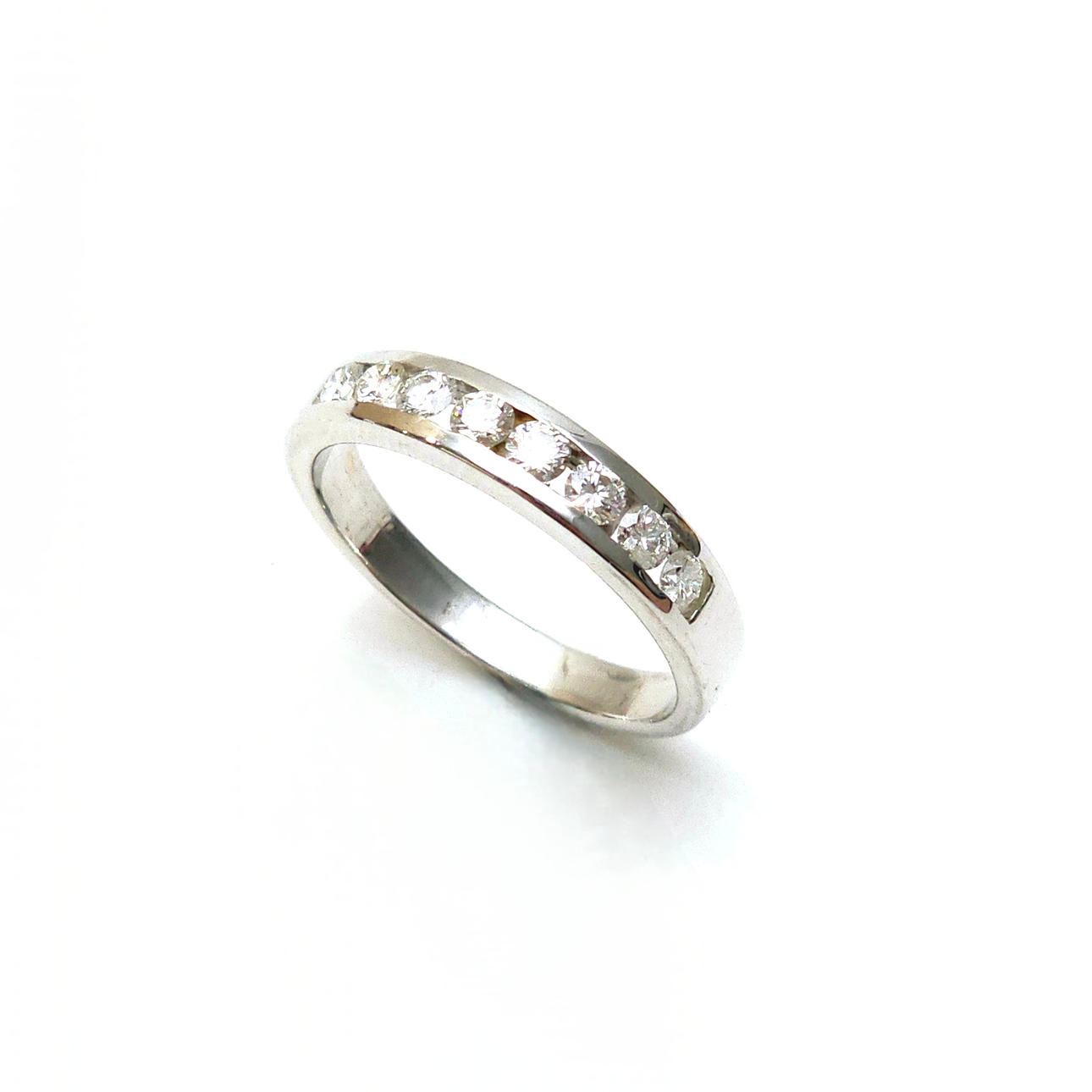 HALBRING AUS WEISSGOLD UND DIAMANTEN.