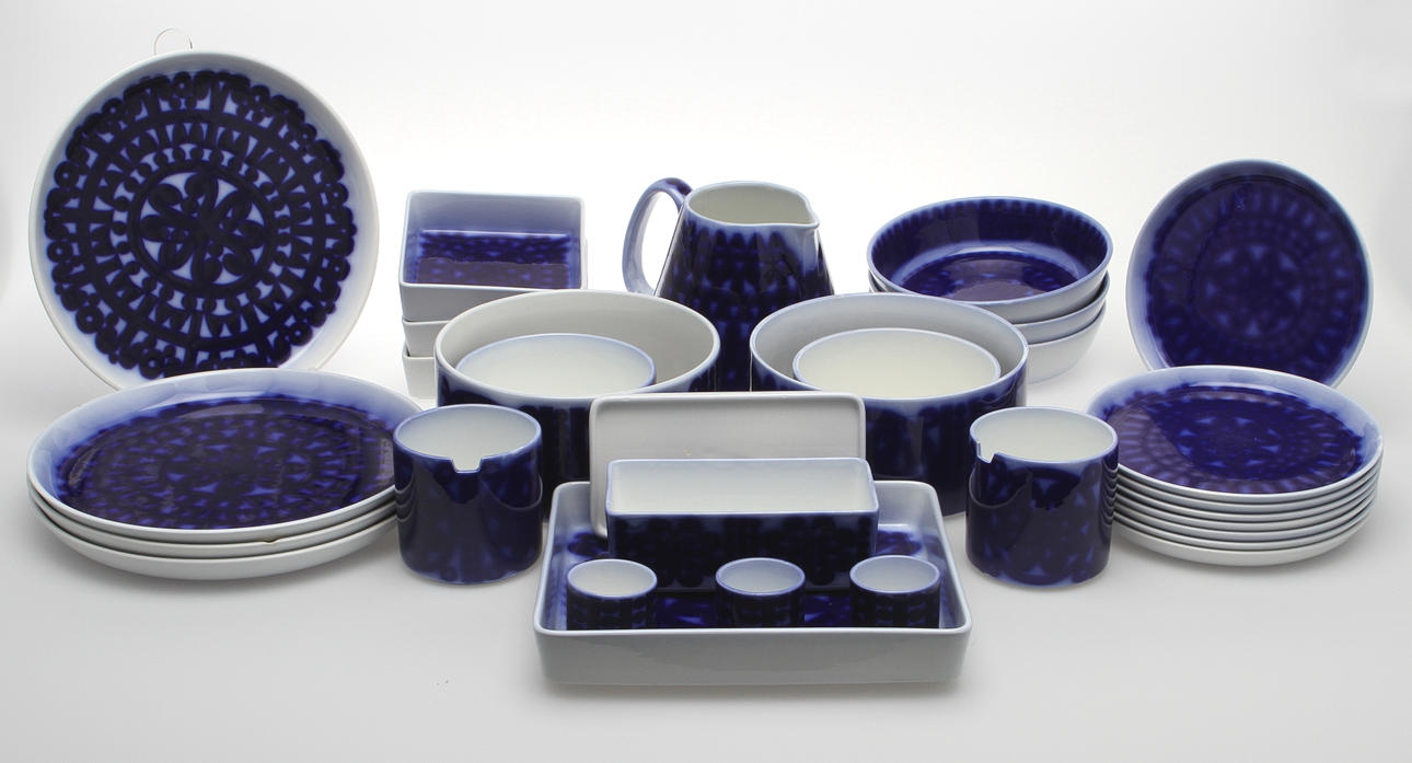 STIG LINDBERG. SERVIS, 29 delar till "Blå Husar", Gustavsberg, flytande blått.