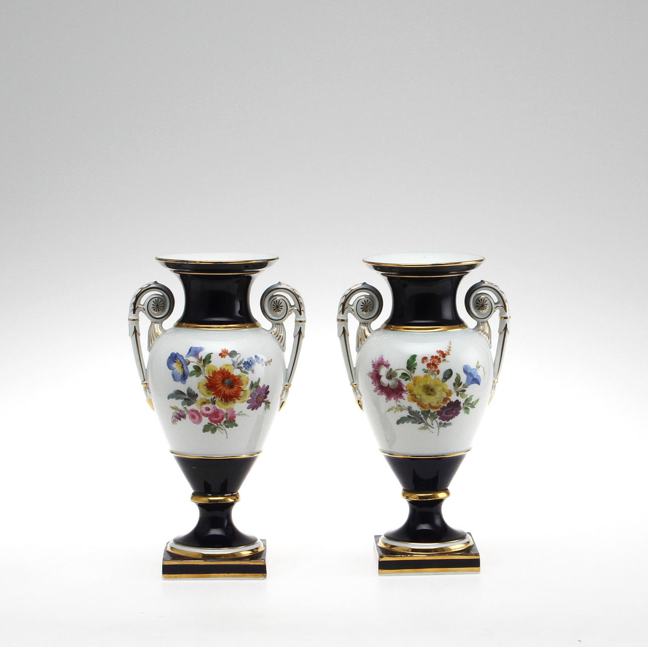 URNOR, ett par, porslin, Meissen, Tyskland 1824-1924.