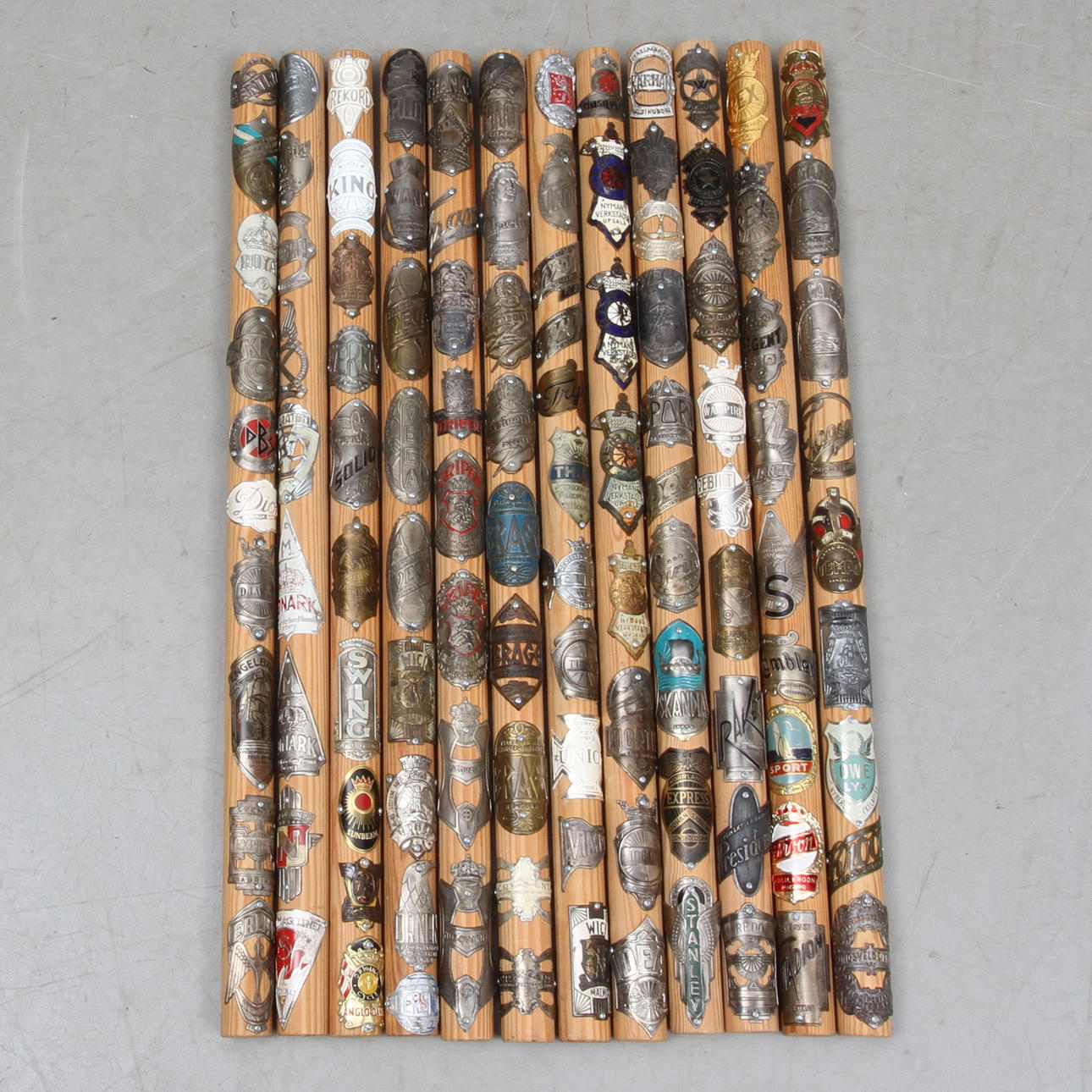 CYKELMÄRKEN monterade på trästänger. Cirka 110 stycken.