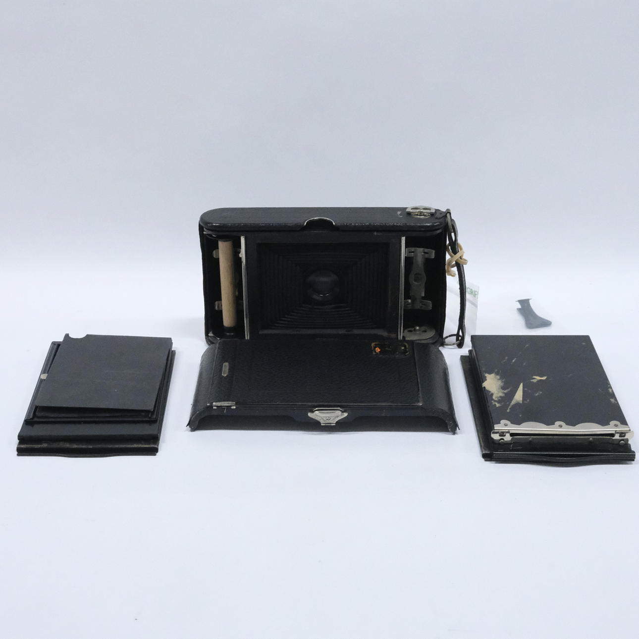 ICA DRESDEN. BELLOWS CAMERA WITH ACCESSORIES.