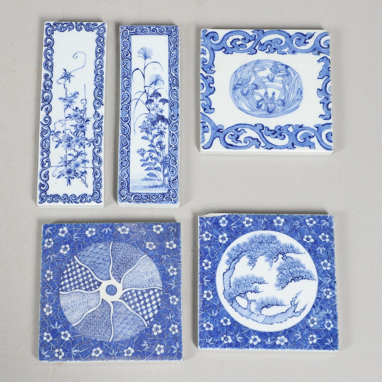 ショウ　様 A PAIR OF EARLY 20TH CENTURY JAPANESE BLUE AND WHITE PORCELAIN