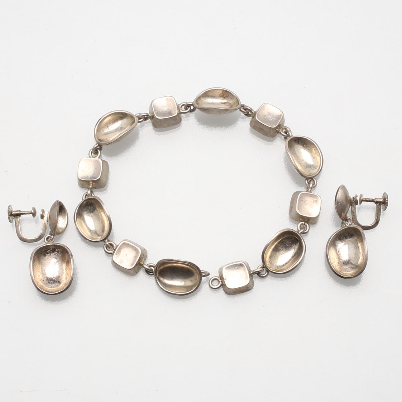 ARMBAND samt ÖRHÄNGEN, silver, Stig Engelbert, Stockholm, 1955, vikt 34,03 gram.