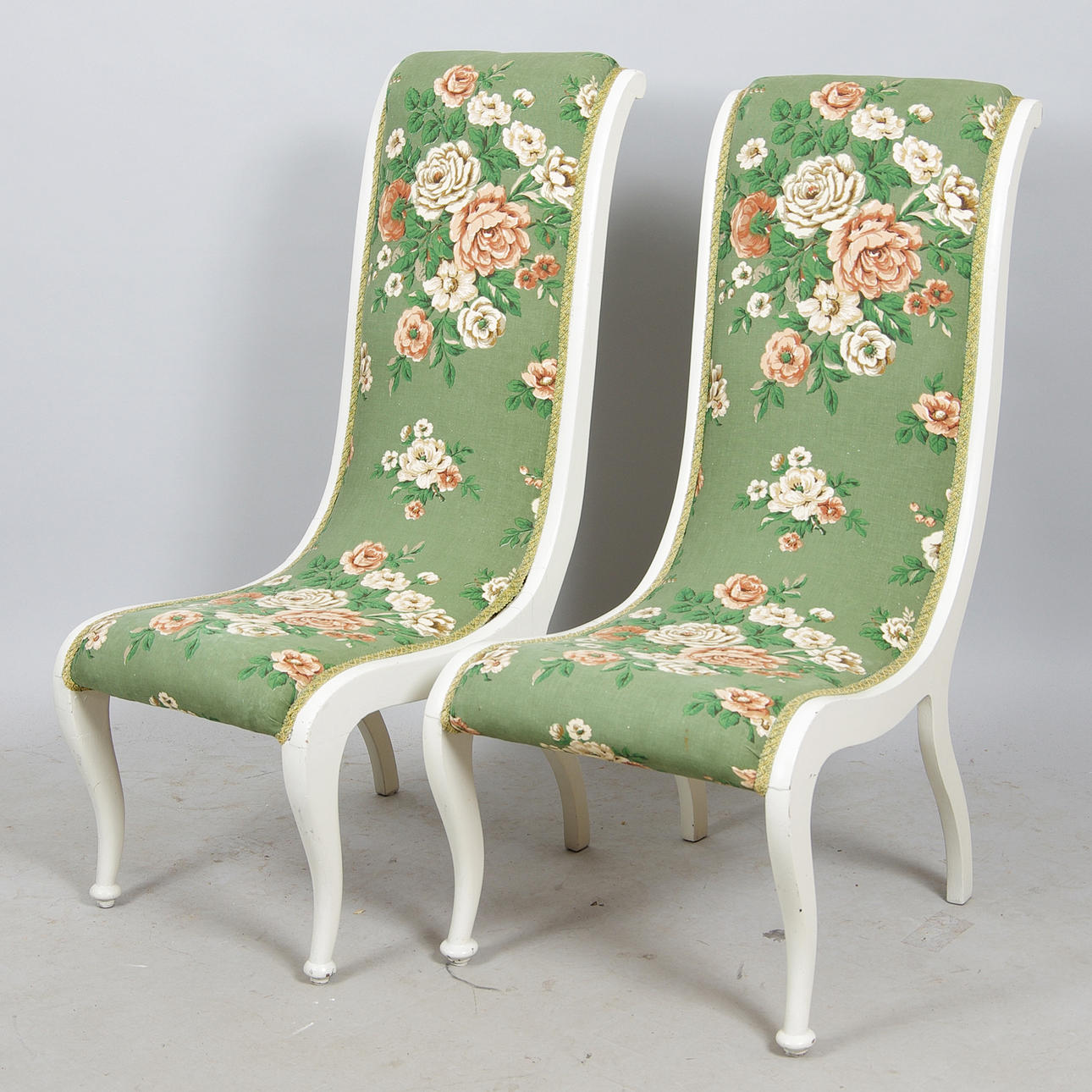 SVANHALSSTOLAR, 1 par, vitmålade.