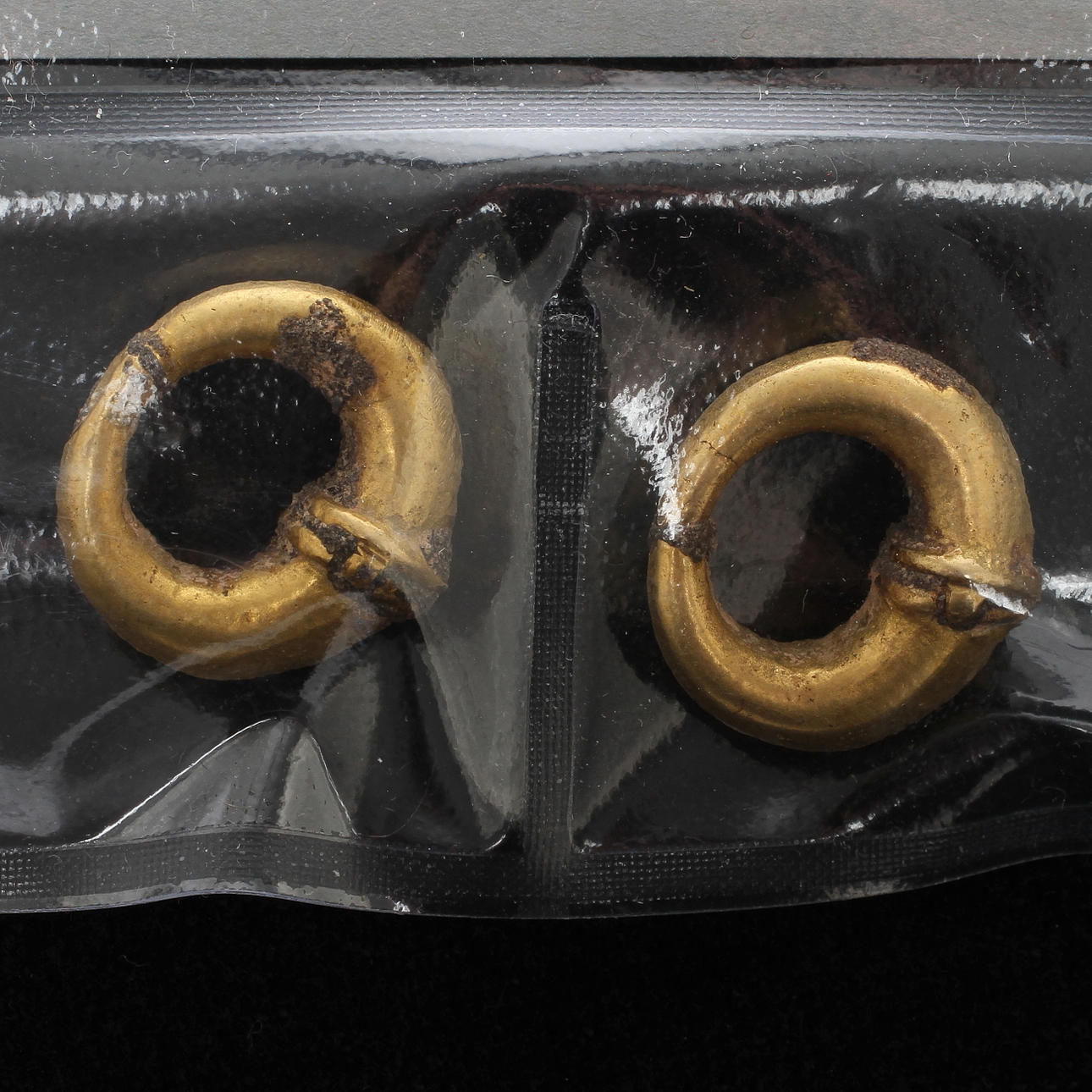 ÖRHÄNGEN 1 par, enligt uppgift förgylld brons, Kambodja, 1:a milleniet e.Kr.