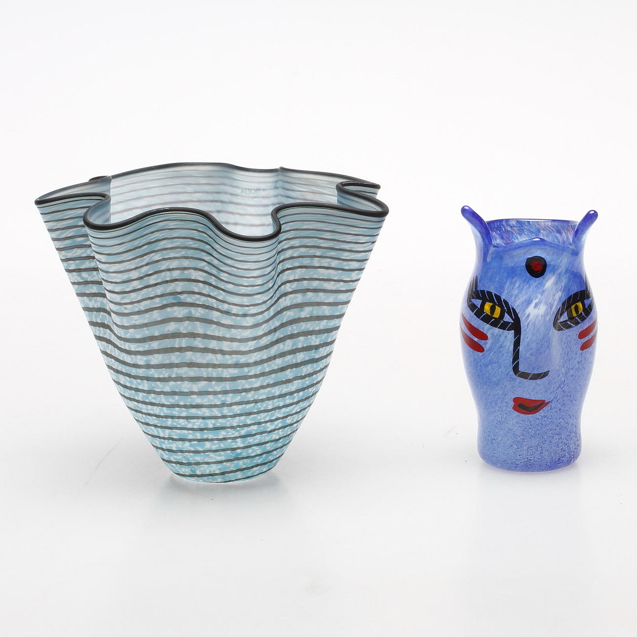 VASER, 2 s, glas, Ulrica Hydman Vallien, Kosta Boda, signerade.