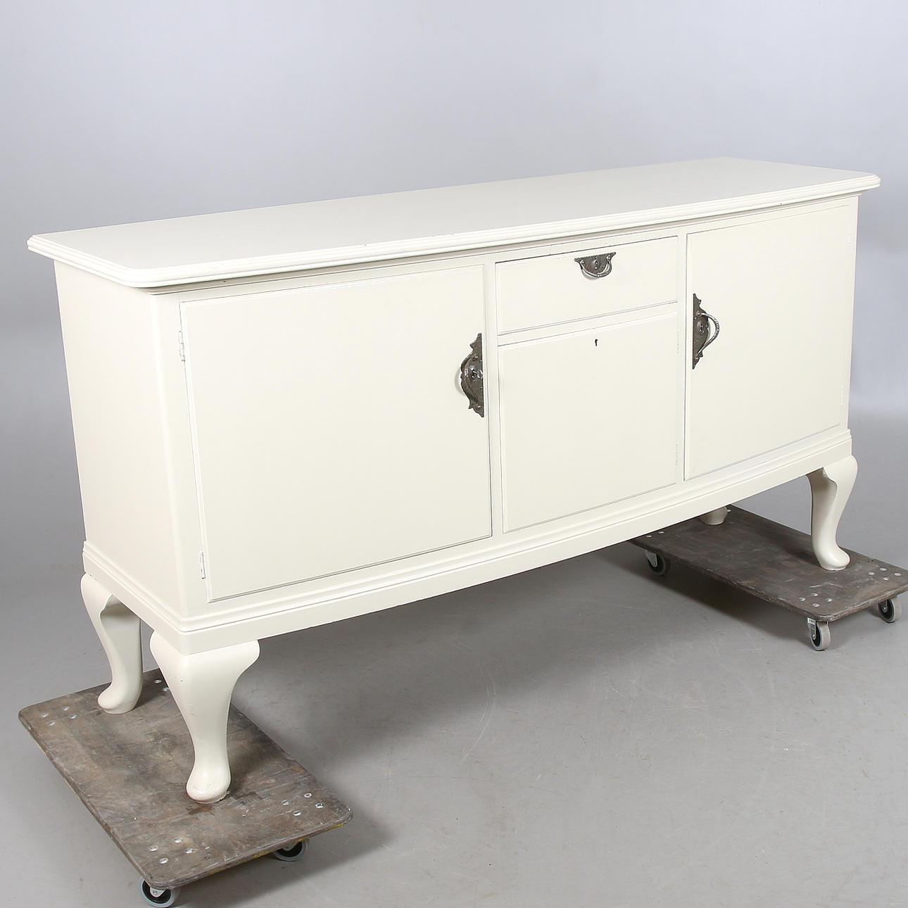 SIDEBOARD/SKÄNK, rokokostil. 1900-talets första hälft.