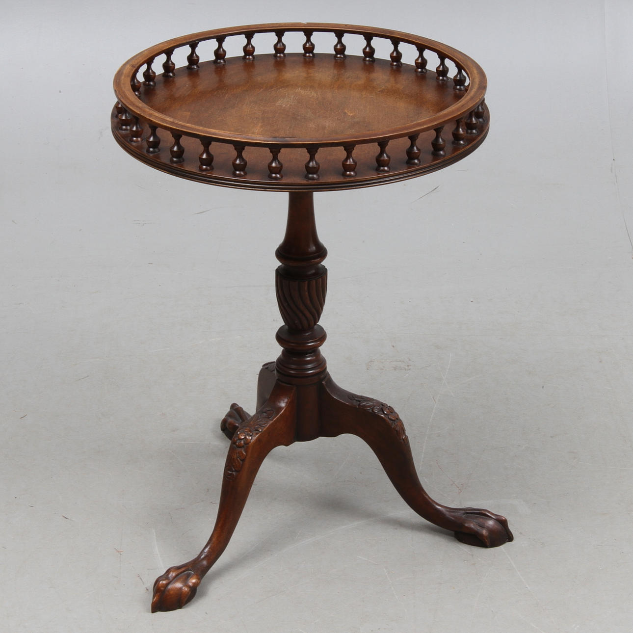 SIDOBORD med gallerkant, Reprodux Bevan Funell.