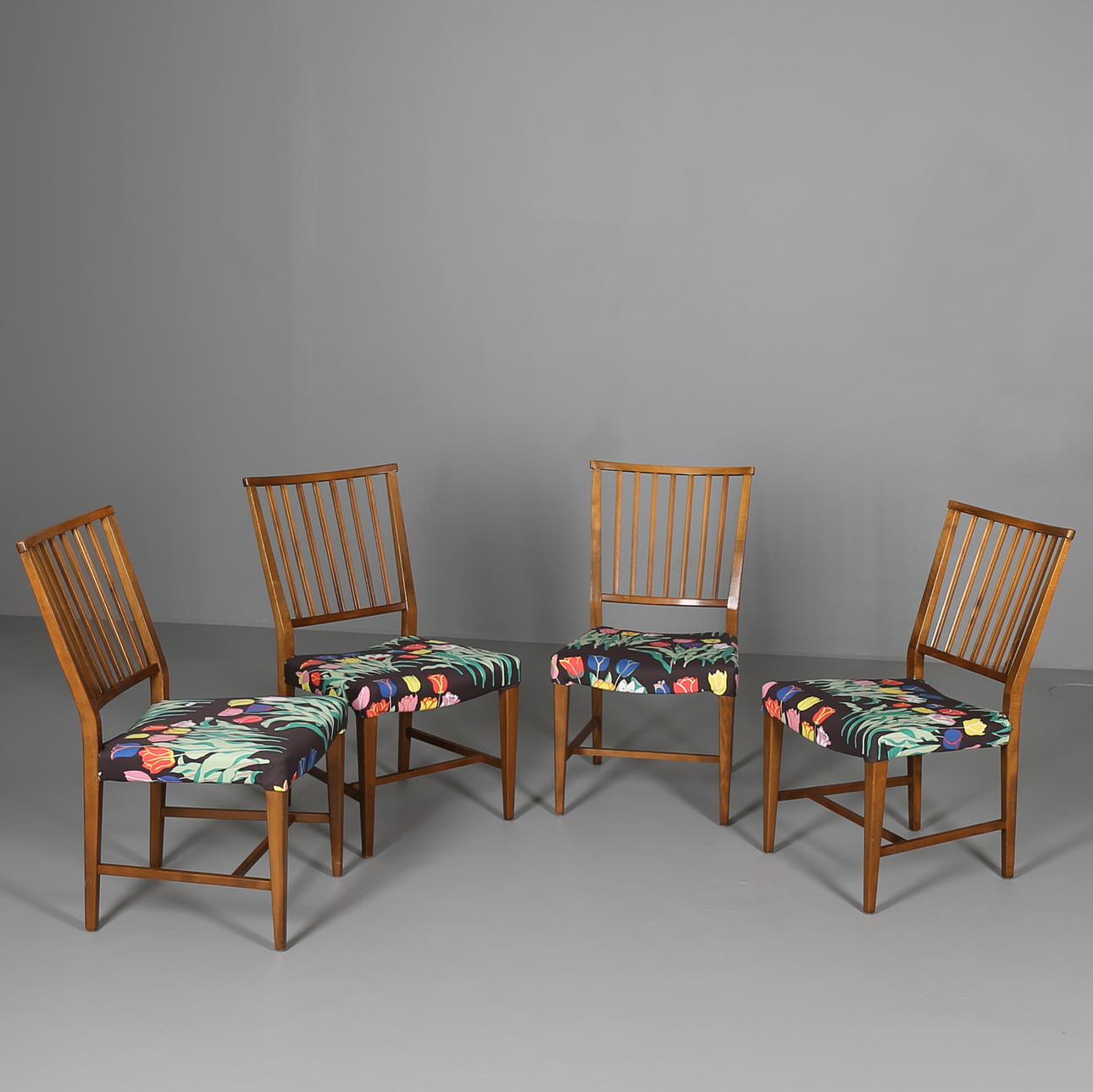 STOLAR, 4 st, med tyg "Tulpan" av Josef Frank, Svenskt tenn, 1900-tal.