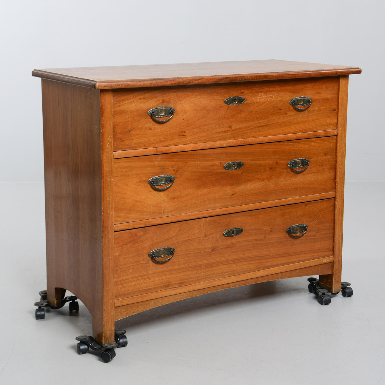 Eine Jugendstil-Kommode aus Eichenholz, erste Hälfte des 20. Jahrhunderts.