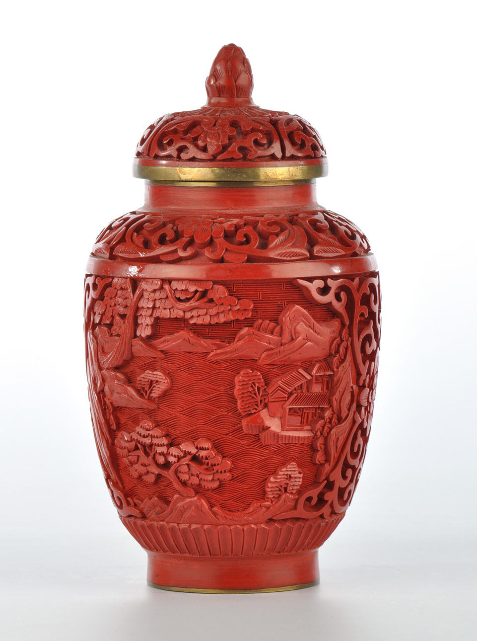 DECKELVASE, ROTLACK. Lättad vägg, 2 kartuscher som visar landskap.