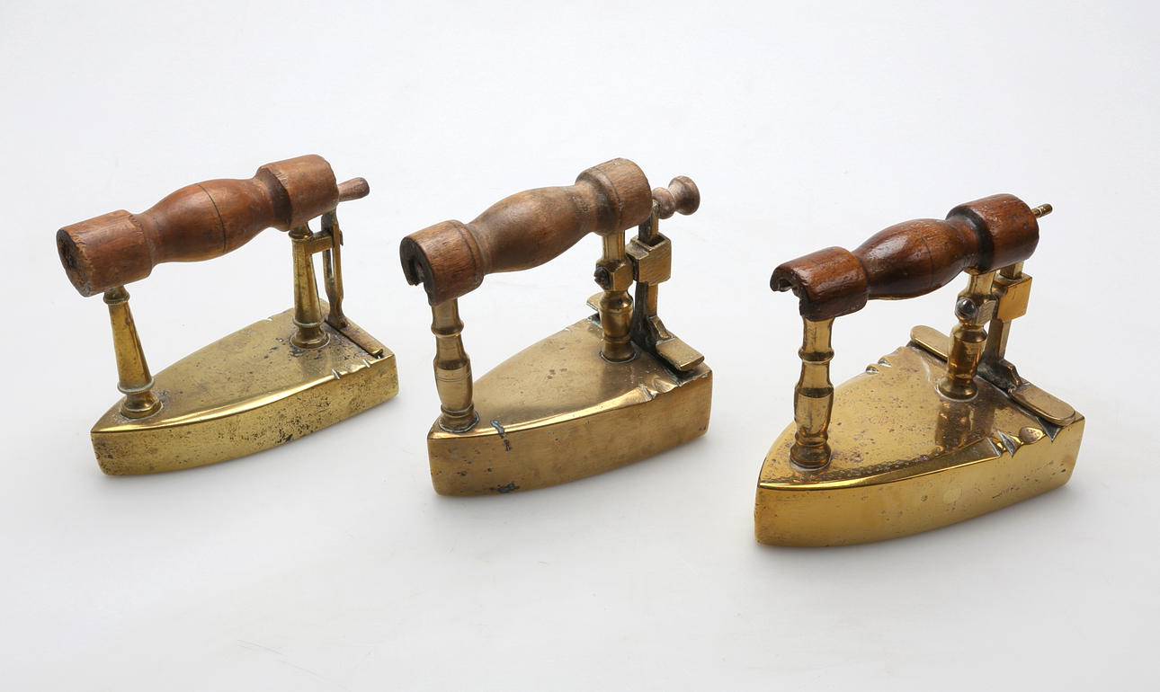 MÄSSINGSSTRYKJÄRN, 3 st, 1800-tal.