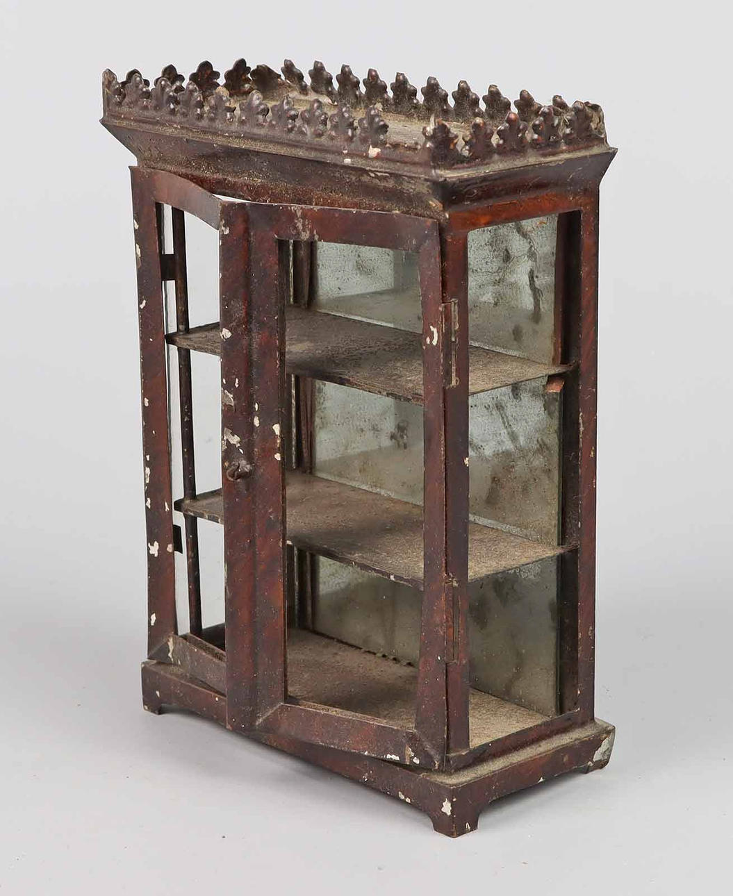 PUPPENMÖBEL, ROCK & GRANER VITRINE UM 1880.