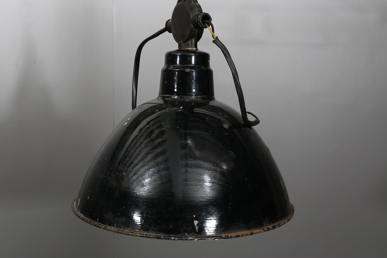 INDUSTRILAMPA, metall, för takmontering, 1900-talets första hälft.