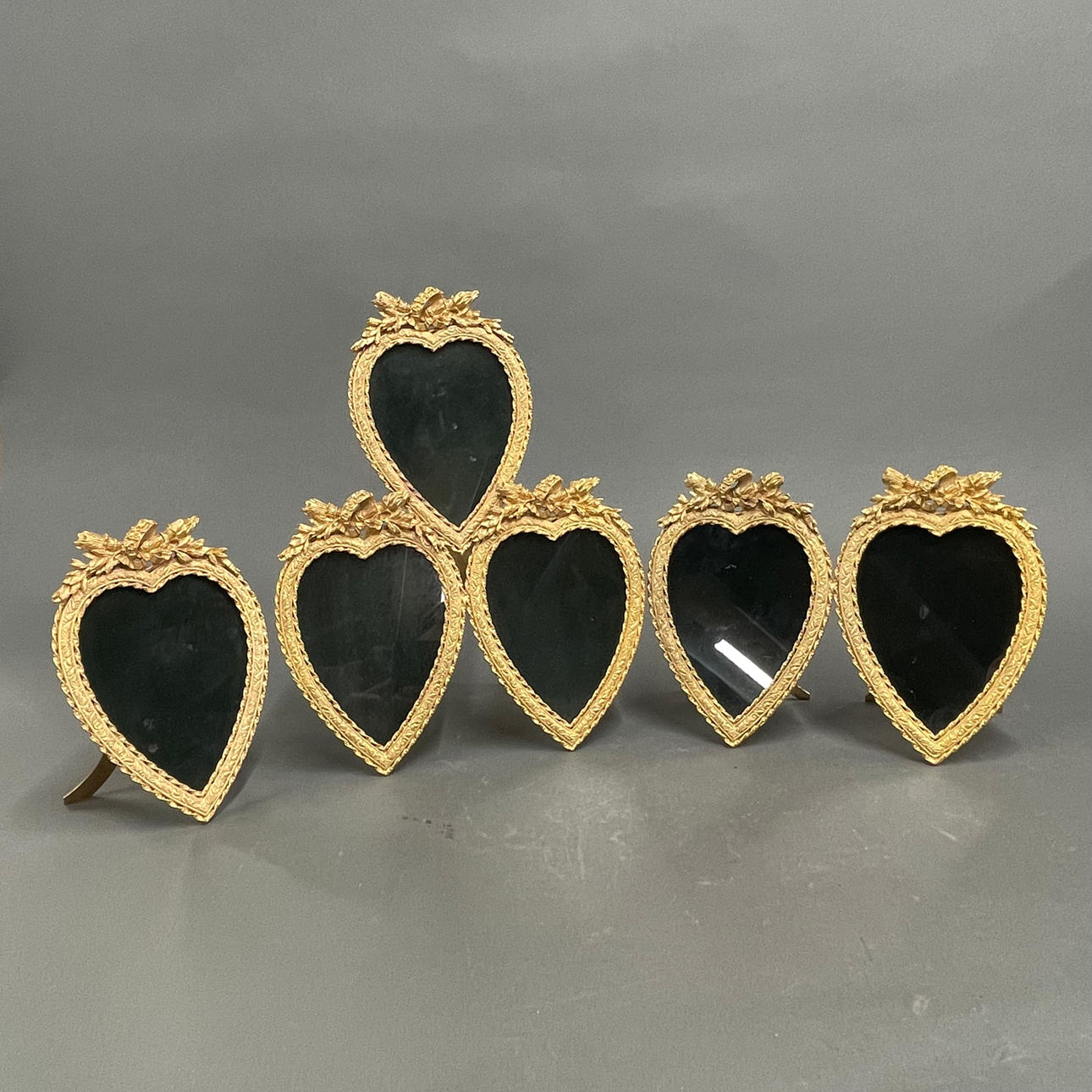 FÖRGYLLDA BRONS HJÄRTFORMADE RAMAR.