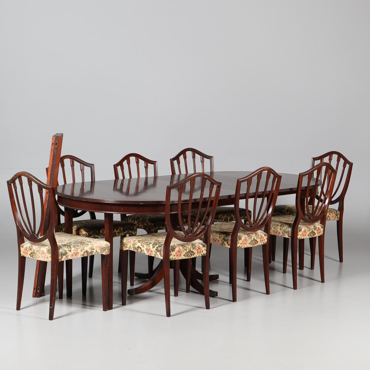 MATSALSMÖBEL, 9 delar, Hepplewhite stil.