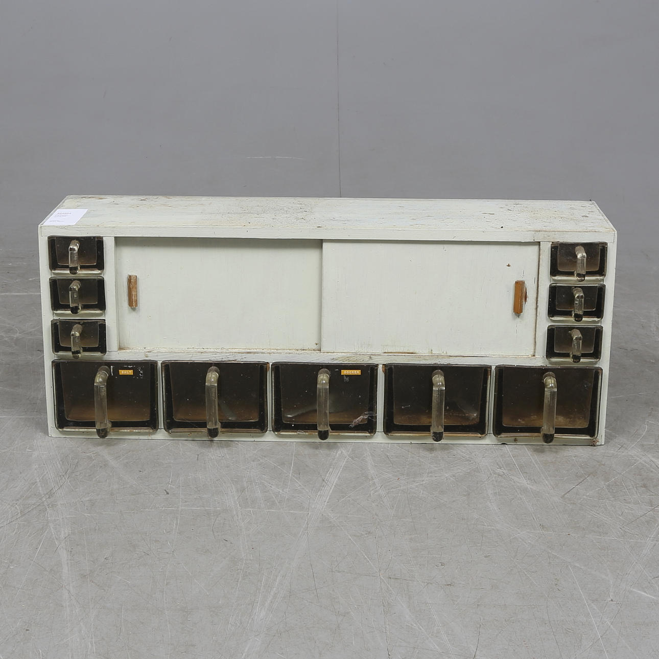 KRYDD- OCH SPECERIEHYLLA, trä och glas, omkring 1900-talets mitt.