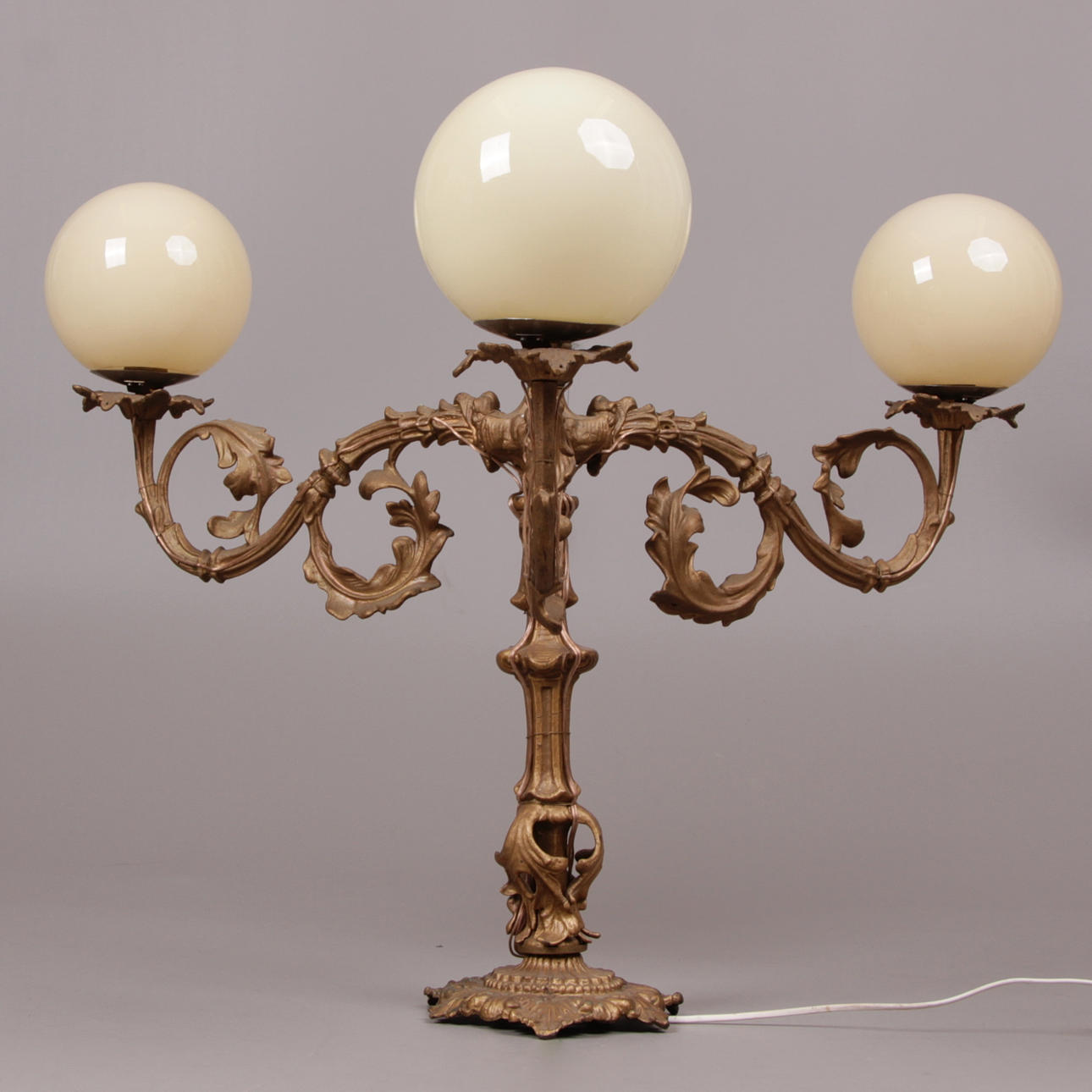 BORDSLAMPA, bronserad metall, Oscariansk stil, 1900-talets första hälft.