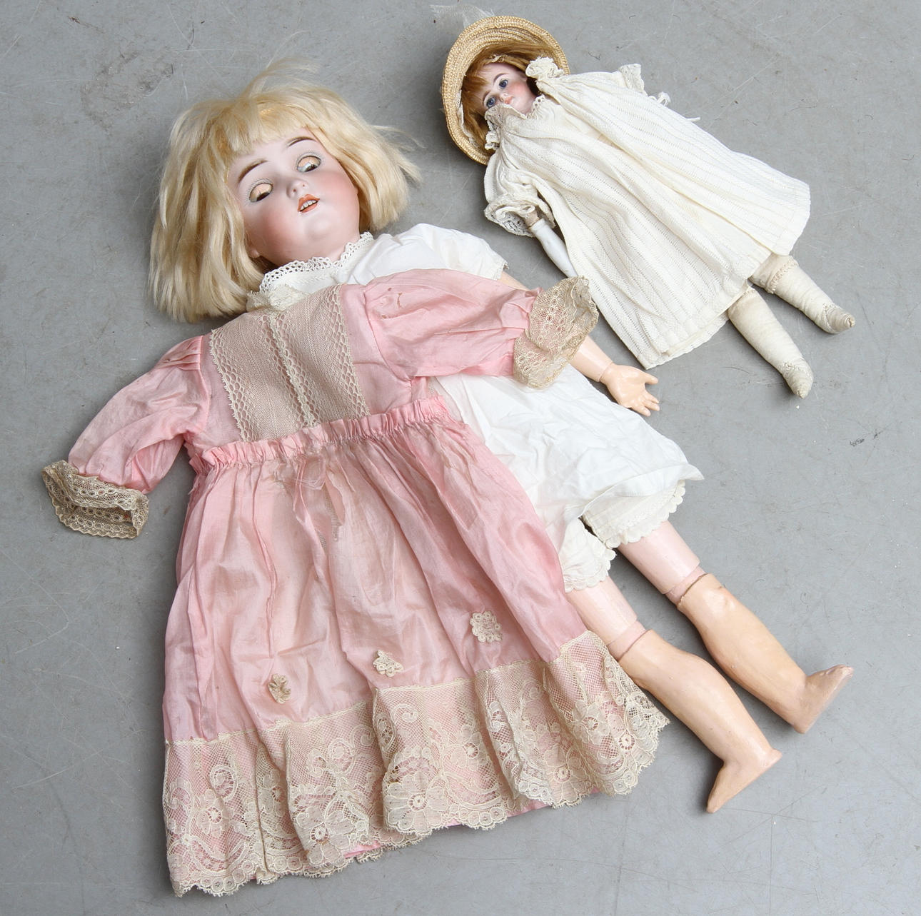 DOCKOR 2 st, biskvi, omärkta, omkring sekelskiftet 1900.