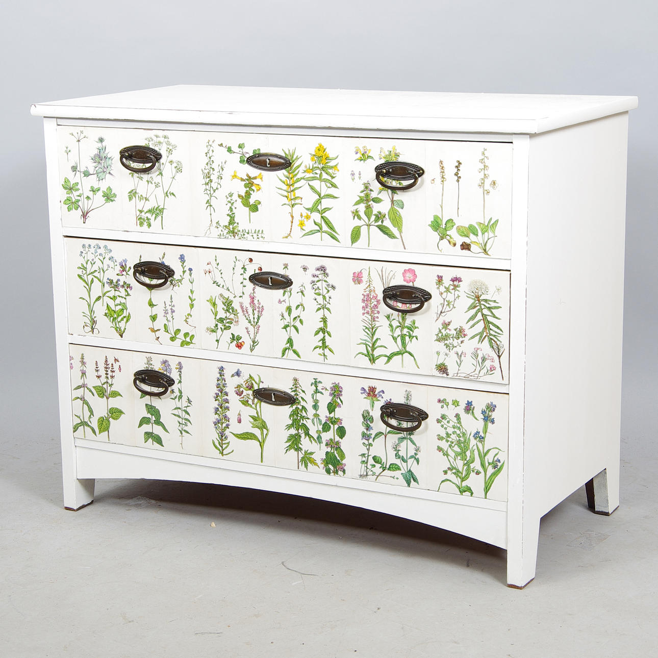 BYRÅ, 3-lådig, vitmålad, klätt med bilder ur, "Nordens Flora" C. A. M. Lidman.