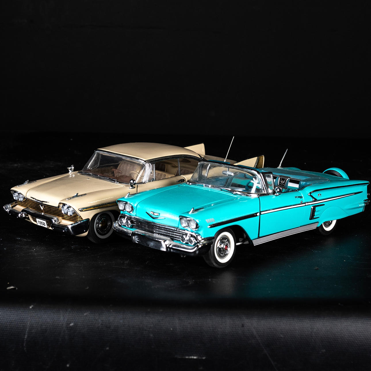 MODELLAUTOS, 2 Stück mit Chevrolet Impala 1959.