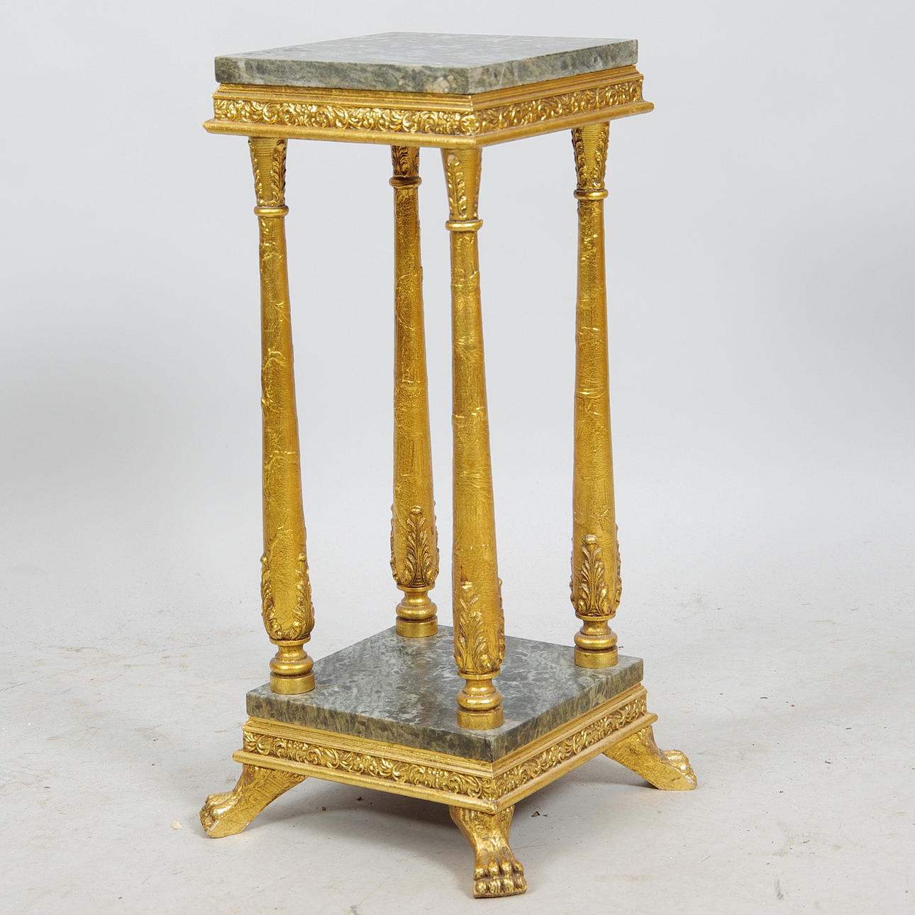 PIEDESTAL, förgylld med marmorskivor.