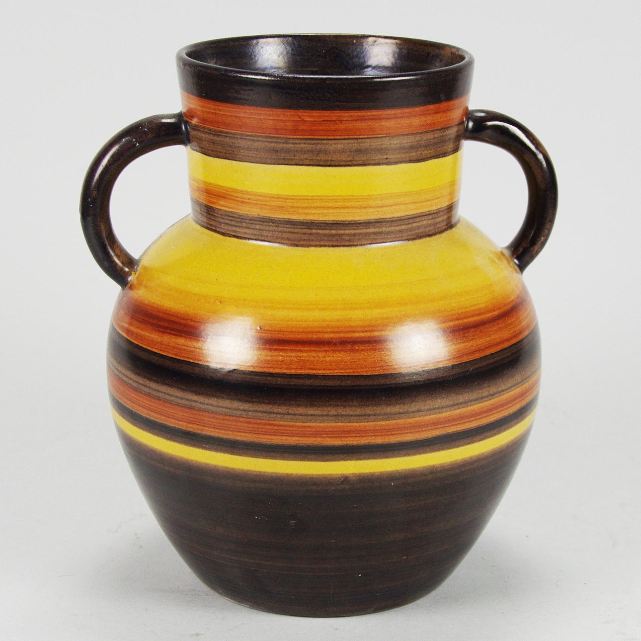 VAS MED HÄNKLAR, keramik, Erik Mornils, Nittsjö, 1930/1940-tal.