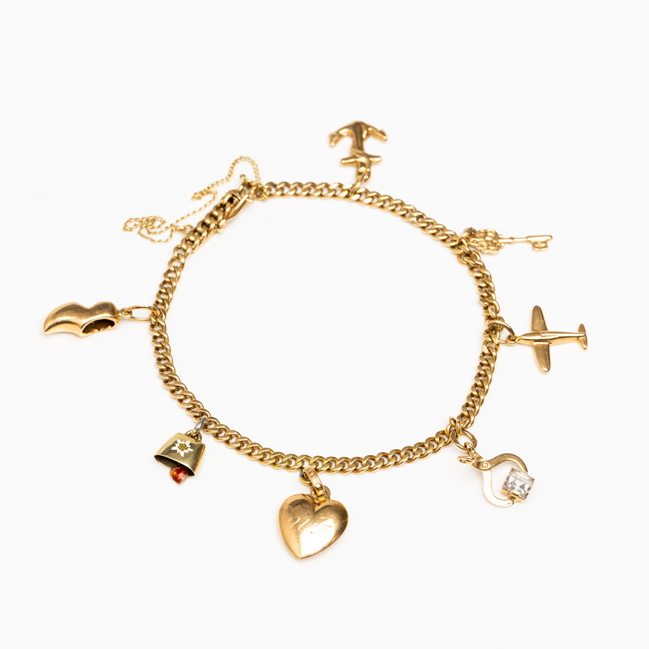 PULSERA con dijes, oro de 18 quilates.