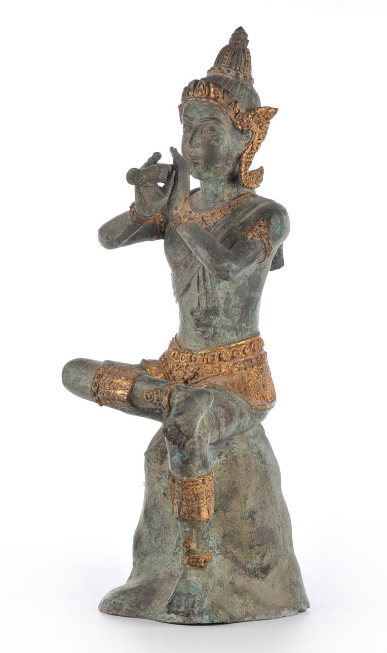 KRISHNA-GOTTHEIT. Flöjt spelar thailändsk typ.