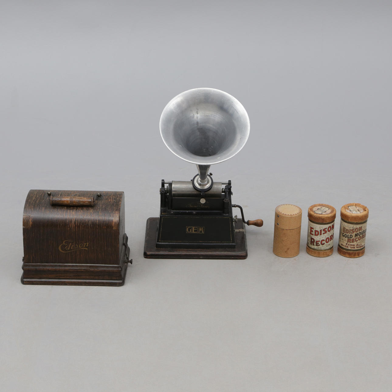 PHONOGRAPH, mit Trichter und Rollen, 3 Stück Es ist Edison.
