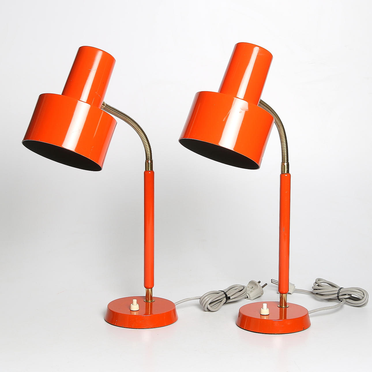 SKRIVBORDSLAMPOR, ett par, plåt och mässing, Boréns. 1900-talets andra hälft.