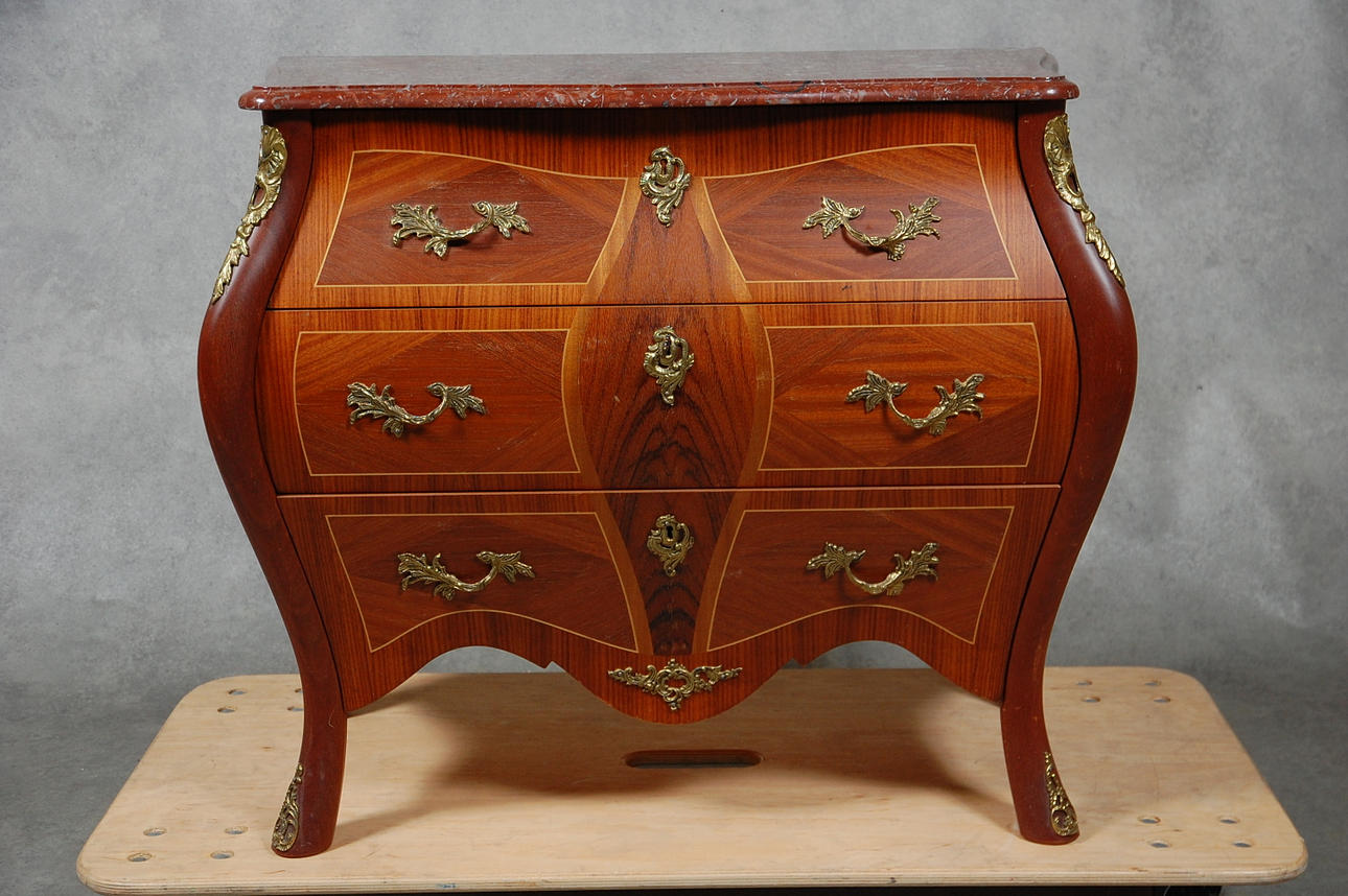 BYRÅ, med stenskiva rokokostil, 1900-tal.