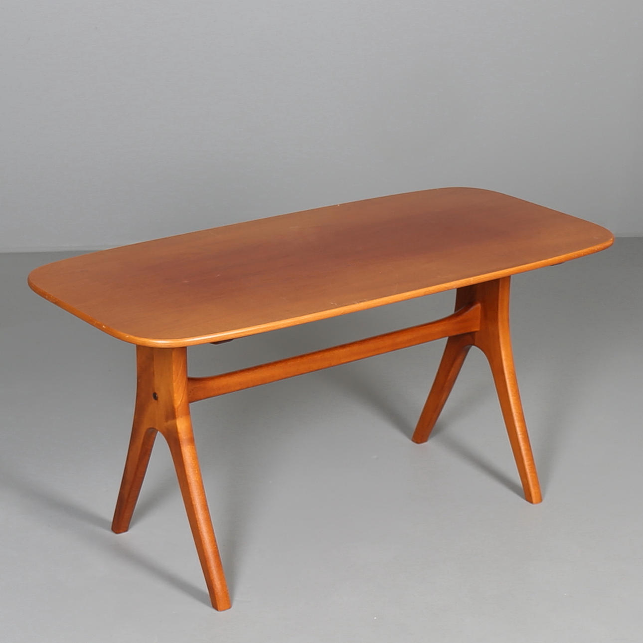 CARL MALMSTEN. Soffbord, brännmärkt Åfors möbelfabrik design Carl Malmsten. 1900-tal.