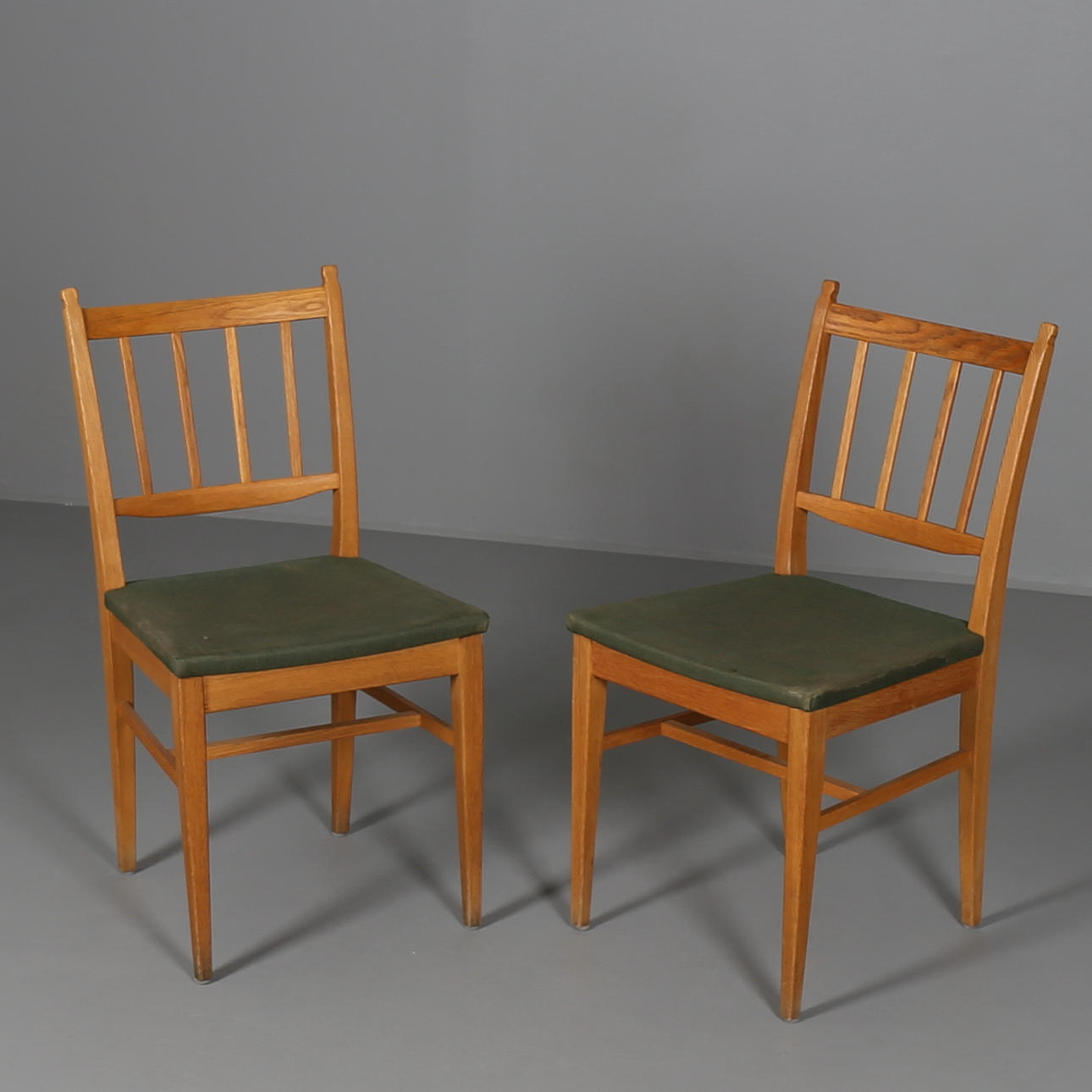 CARL MALMSTEN. Stolar, 2 st, ek. troligen Calmare Nyckel. Märkta med metallbricka.