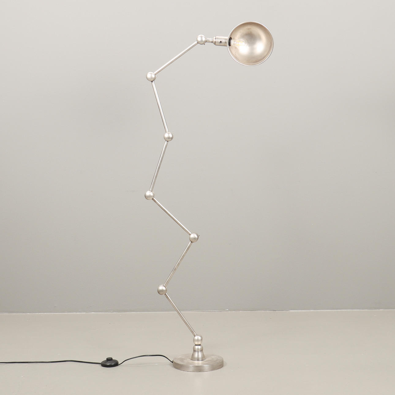 GOLVLAMPA varierbar höjd.