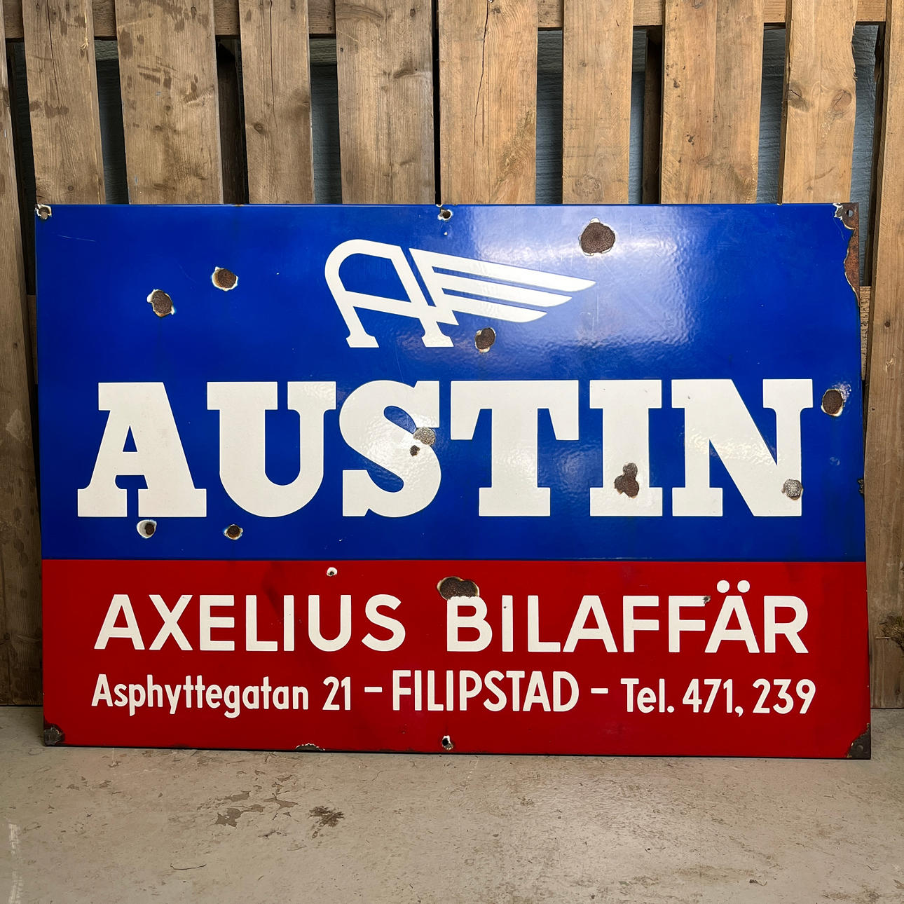 AUSTIN, un letrero esmaltado, «Axelius Bilhandel, Filipstad», alrededor ...