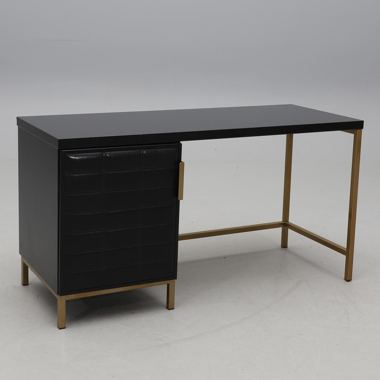 SCHREIBTISCH, mit Kühlschrank, modern.